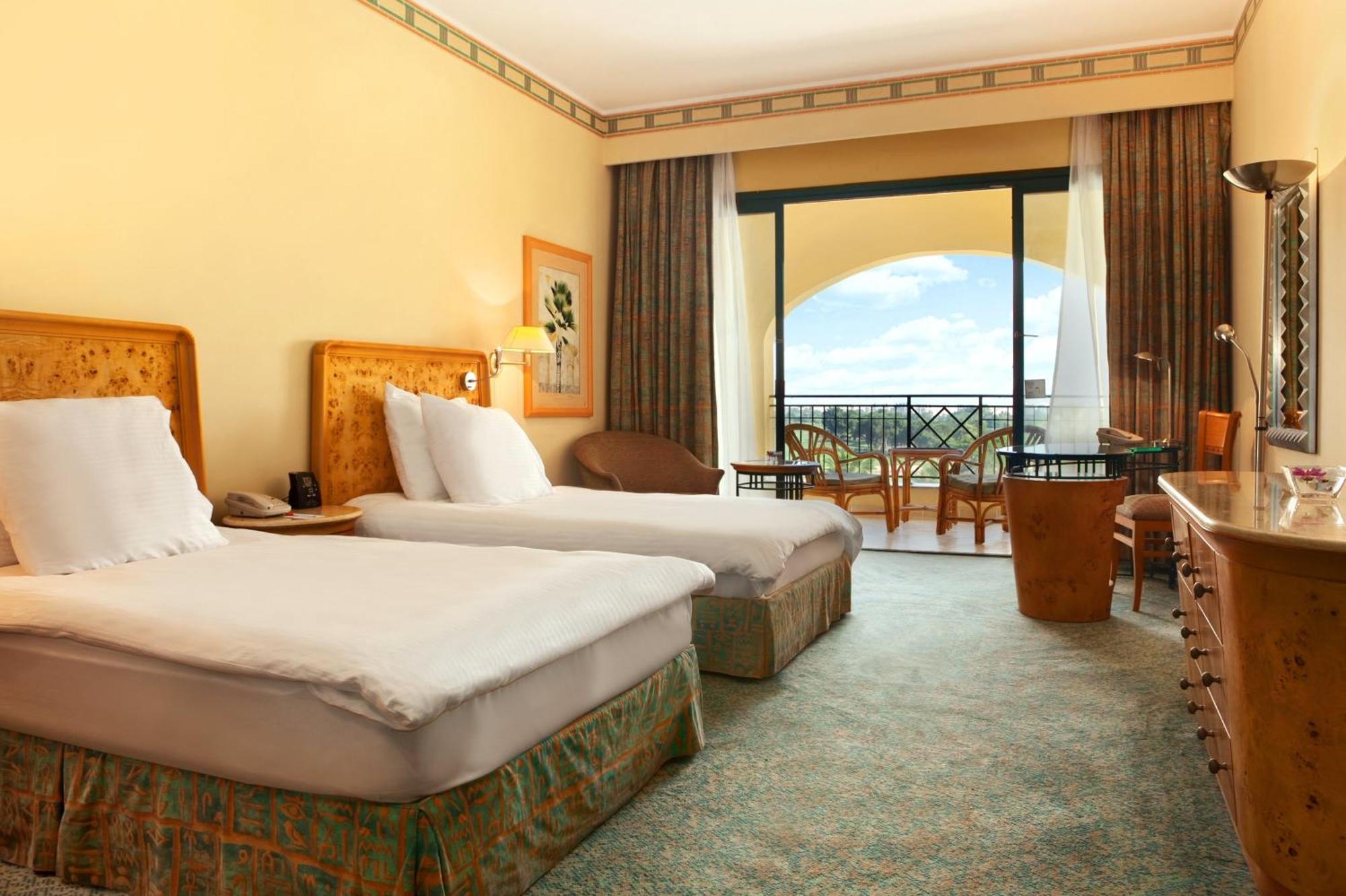 Hilton Pyramids Golf Hotel 6th of October City Exterior photo A room at the Hilton Luxor